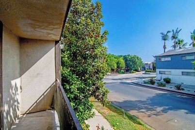 2BR + Bonus Room, Pool Access, Near Universal