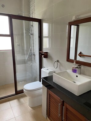 Apartment, Gartenblick | Badezimmer | Kostenlose Toilettenartikel, Hausschuhe, Handtücher, Seife