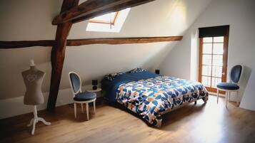 1 dormitori, planxa i posts de planxar, wifi i roba de llit