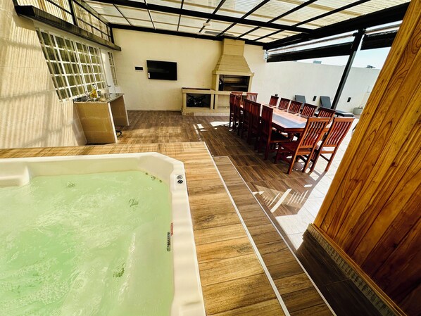 Outdoor dining - Casa con Terraza Parrilla Jacuzzi Sauna Wifi TV85" AC en Palermo Buenos Aires (Buenos Aires)