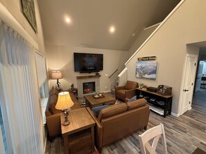 Smart TV, fireplace - Cozy 3BD Chalet – Hot Tub & Game Room Mt Rainier (Packwood)