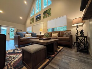 Interior - Cozy 3BD Chalet – Hot Tub & Game Room Mt Rainier (Packwood)