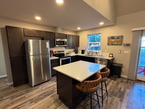 Fridge, microwave, oven, stovetop - Cozy 3BD Chalet – Hot Tub & Game Room Mt Rainier (Packwood)