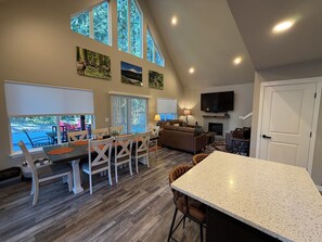 Dining - Cozy 3BD Chalet – Hot Tub & Game Room Mt Rainier (Packwood)