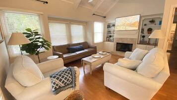 Smart TV, reproductor de DVD, libros y videoteca