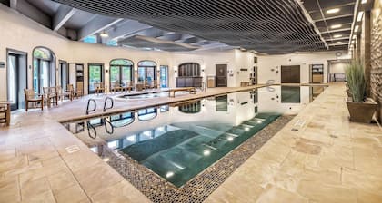 Ski In/Out Luxury, Mountain Views, 2 Pools, 3 Hot Tubs, Steam, Sauna, Gym