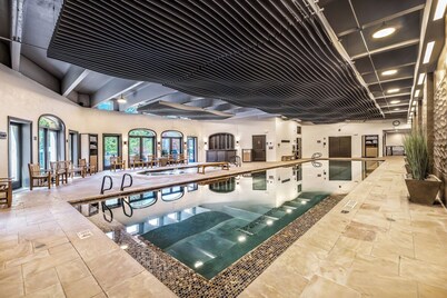 Ski In/Out Luxury, Mountain Views, 2 Pools, 3 Hot Tubs, Steam, Sauna, Gym