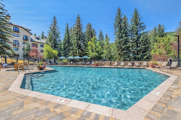 Alberca techada y alberca al aire libre