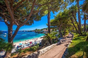 Chaises longues, serviettes de plage