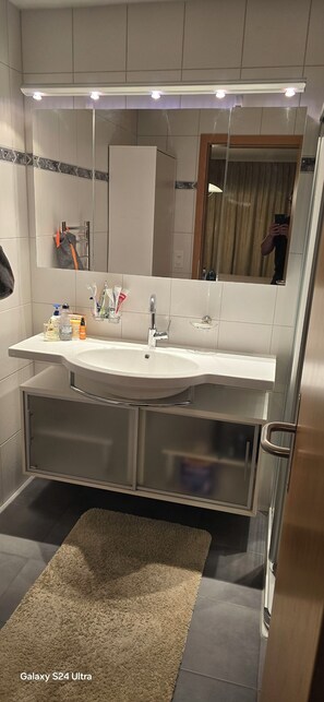 Haartrockner, Bidet, Handtücher, Seife