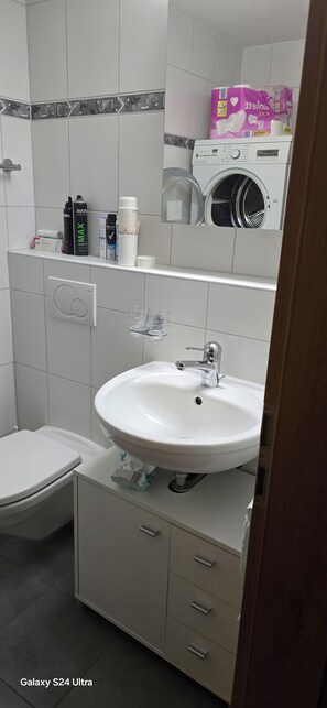 Hårtørrer, bidet, håndklæder, Sæbe