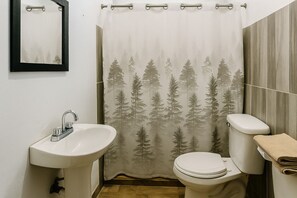 Superior Quadruple Room | Bathroom | Shower, towels, soap, shampoo - Hospedaje Casa Velaz (Tapachula)