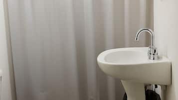 Superior driepersoonskamer | Badkamer | Een douche, handdoeken, zeep, shampoo