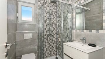 Căn hộ (Two Bedroom Apartment) | Phòng tắm | Buồng tắm vòi sen, khăn tắm