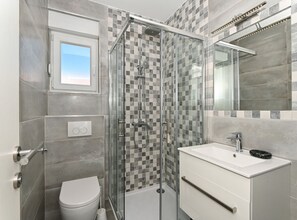 Departamento (Two Bedroom Apartment) | Baño | Regadera y toallas 