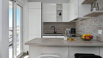 Apartemen (Two Bedroom Apartment) | Dapur pribadi | Lemari es