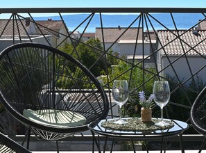Lägenhet (Two Bedroom Apartment) | Balkong