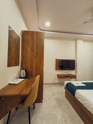 Deluxe Room, 1 Double Bed | Bathroom | Shower, free toiletries, shampoo