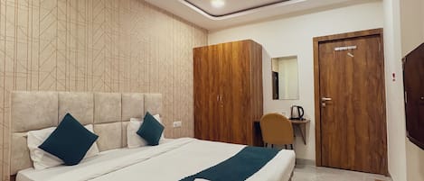 Deluxe Room, 1 Double Bed | Free WiFi, bed sheets