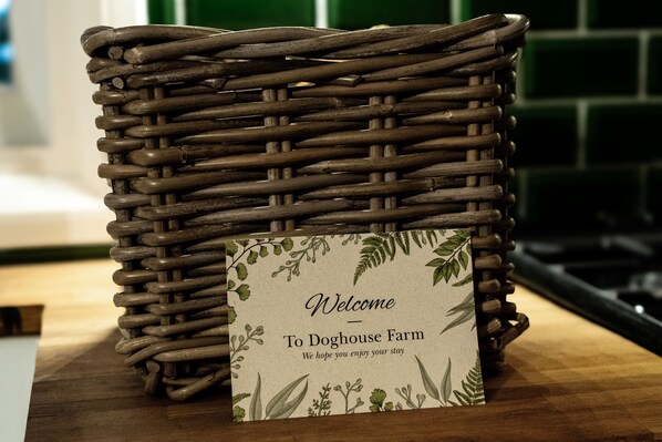 A wicker basket with a welcome card for Doghouse Farm.