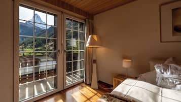 6 bedrooms, blackout curtains, soundproofing, free WiFi