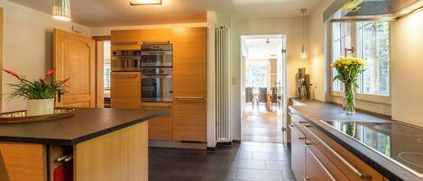 Chalet de lujo, vista a la montaña | Cocina privada | Cafetera y tetera, tetera eléctrica y tostadora