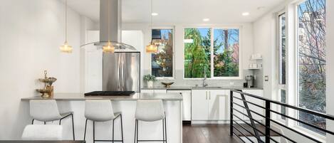 Kylskåp, mikrovågsugn, ugn och spishäll