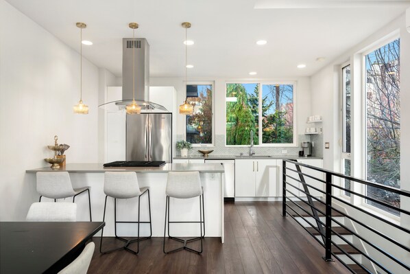 Køleskab, mikrobølgeovn, ovn, kogeplade