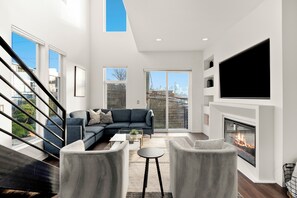 Smart-tv, pejs, bøger, computerskærme