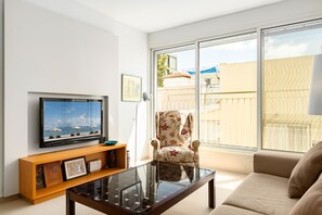 TV - Chic Bright Urban Escape (Tel Aviv)