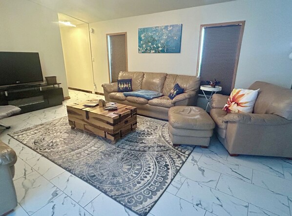 Smart TV, fireplace - Spacious Peaceful 2-bedroom home in Saint Ignatius, Montana with amazing views. (Saint Ignatius)