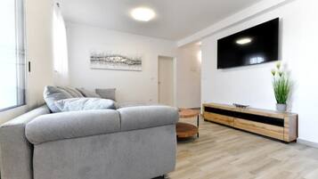 Casa (Four Bedroom Villa With Hot Tub) | Sala de estar | Televisión de pantalla plana de 32 pulgadas con canales digitales