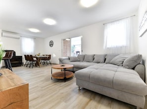 單棟房屋 (Four Bedroom Villa With Hot Tub) | 客廳 | 32 吋平面電視連數碼電視頻道