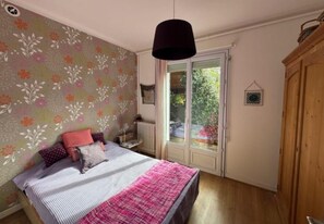 2 bedrooms, bed sheets