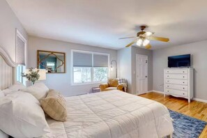 4 bedrooms, desk, iron/ironing board, WiFi