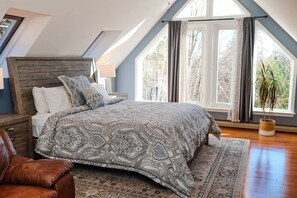 4 slaapkamers, een bureau, een strijkplank/strijkijzer, wifi