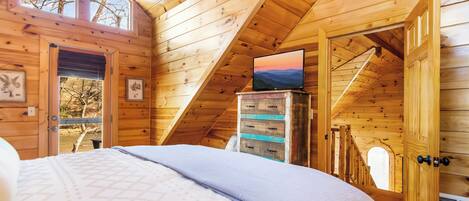 3 bedrooms, desk, iron/ironing board, travel cot