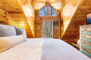 3 bedrooms, desk, iron/ironing board, travel crib