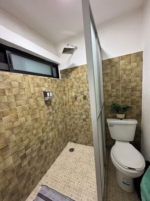 Family House, Patio, Courtyard View | Bathroom | Shower, towels, soap, shampoo - Casa Mate  (Oaxaca)