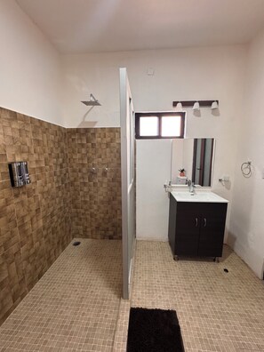 Shower, towels, soap, shampoo - Casa Mate  (Oaxaca)