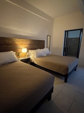 쿼드룸, 더블침대 2개, 파티오, 마당 전망