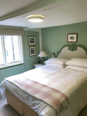 2 bedrooms, iron/ironing board, WiFi, bed sheets - Landgate Cottage is opposite the 14th Century entrance to historic Rye town
(Rye)