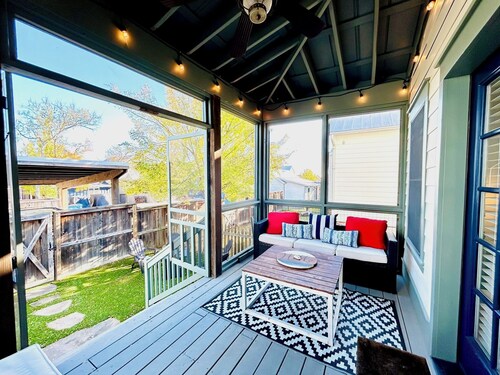 Carlton Landing Cottage w/ Putting Green & Arcade Game