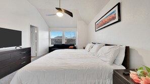 3 slaapkamers, een bureau, een strijkplank/strijkijzer, reisbedje