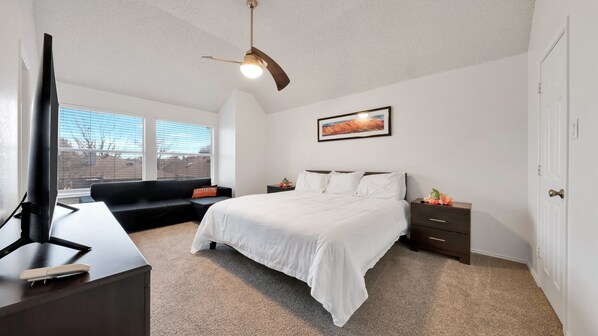 3 quartos, escrivaninha, ferros/tábuas de passar roupa, berço de viagem