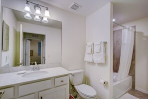 シャワー、タオル、石鹸、トイレットペーパー