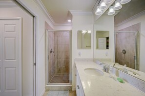 Douche, serviettes fournies, savon, papier toilette