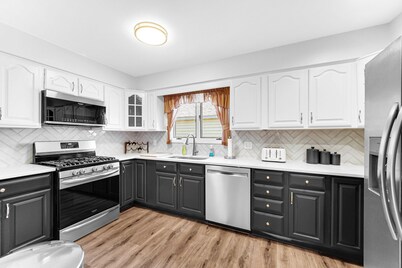New! Sunset Shores: Lakefront home with private pier/huge fenced yard!
