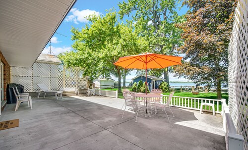 New! Sunset Shores: Lakefront home with private pier/huge fenced yard!
