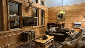 Smart TV, caminetto, videogiochi, libri